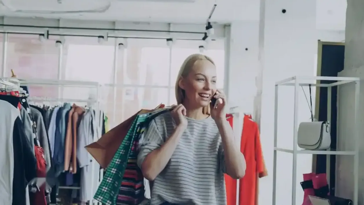 Kadr lookbooka - model w płaszczu