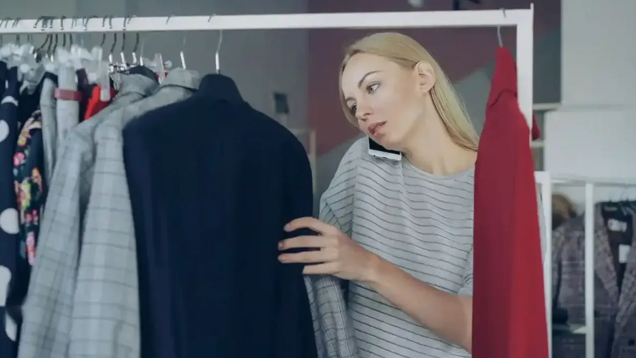 Szafa kapsułowa z modelami sezonowymi